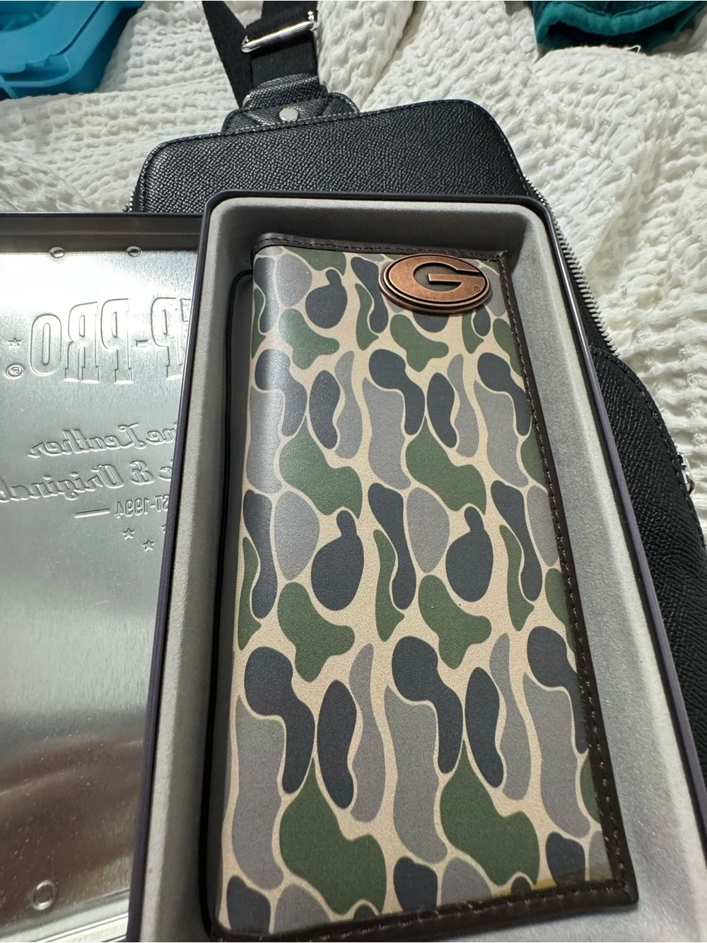 Men's Camouflage Long Wallet with Metal G Emblem - Green